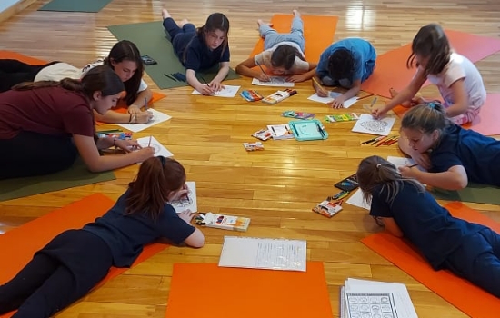 Capacitación de adultos en yoga y meditación para niños